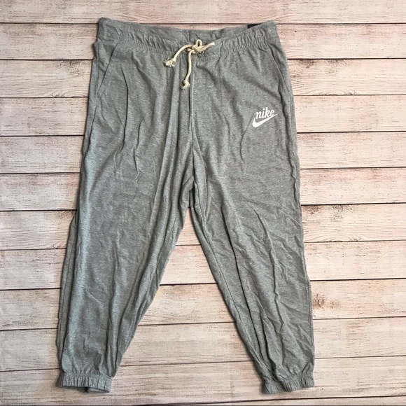 Nike Pants - NWT Nike Women's Gray Standard Fit Elastic Waist Cropped Joggers Size L